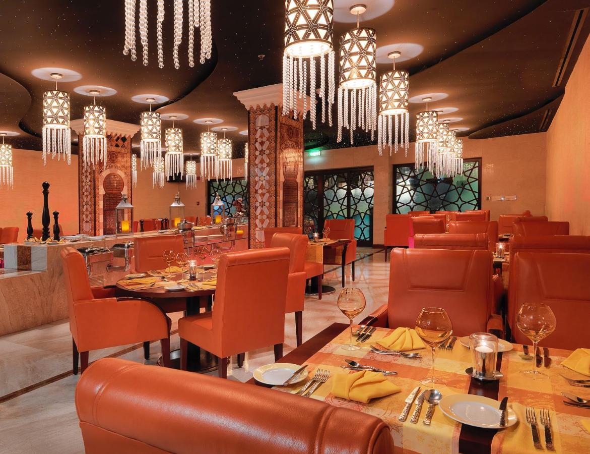 Crowne Plaza Jeddah By Ihg Hotel Luaran gambar The interior of a restaurant