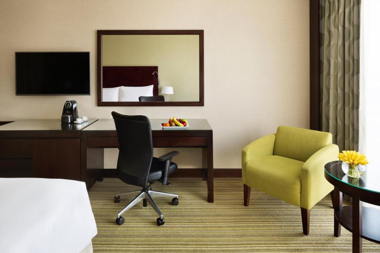 Crowne Plaza Jeddah By Ihg Hotel Luaran gambar A room at the hotel