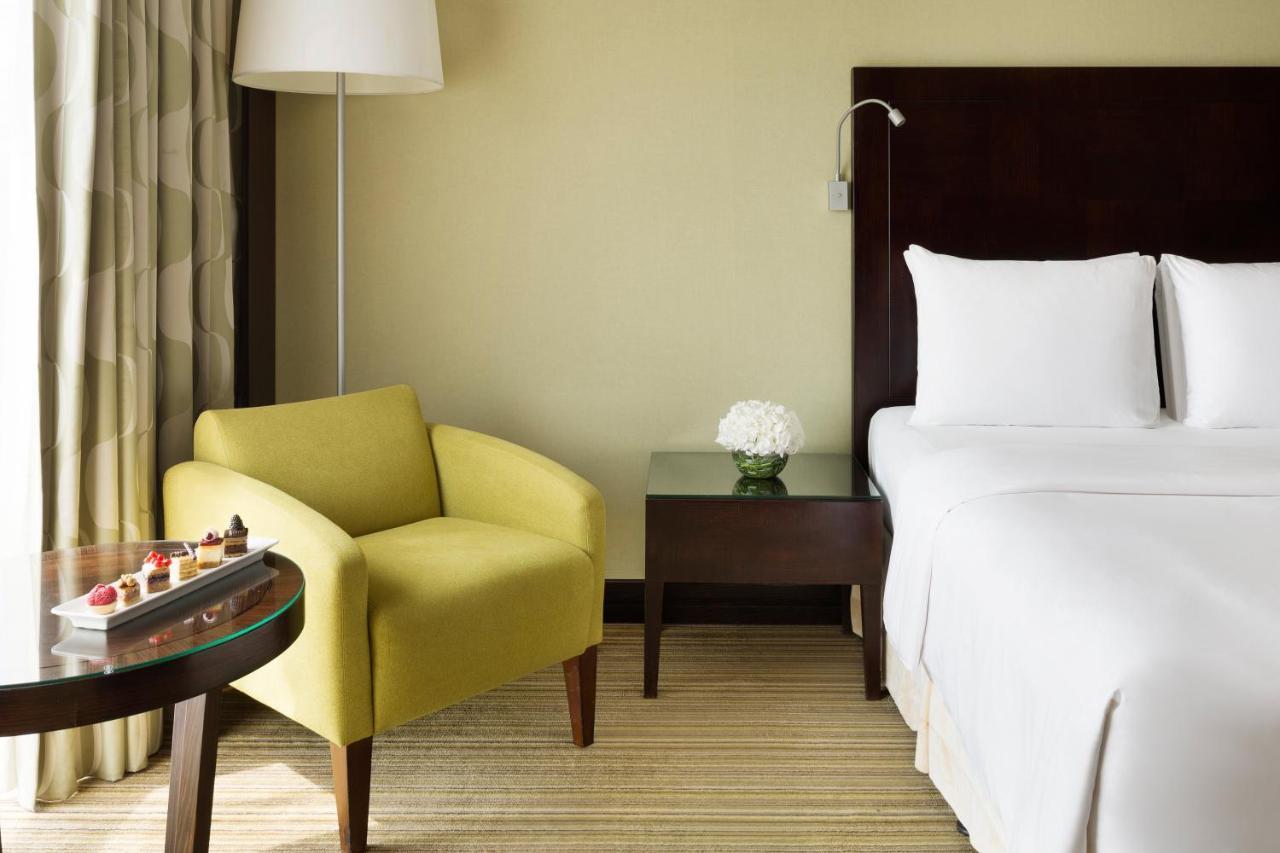 Crowne Plaza Jeddah By Ihg Hotel Luaran gambar A room at the hotel
