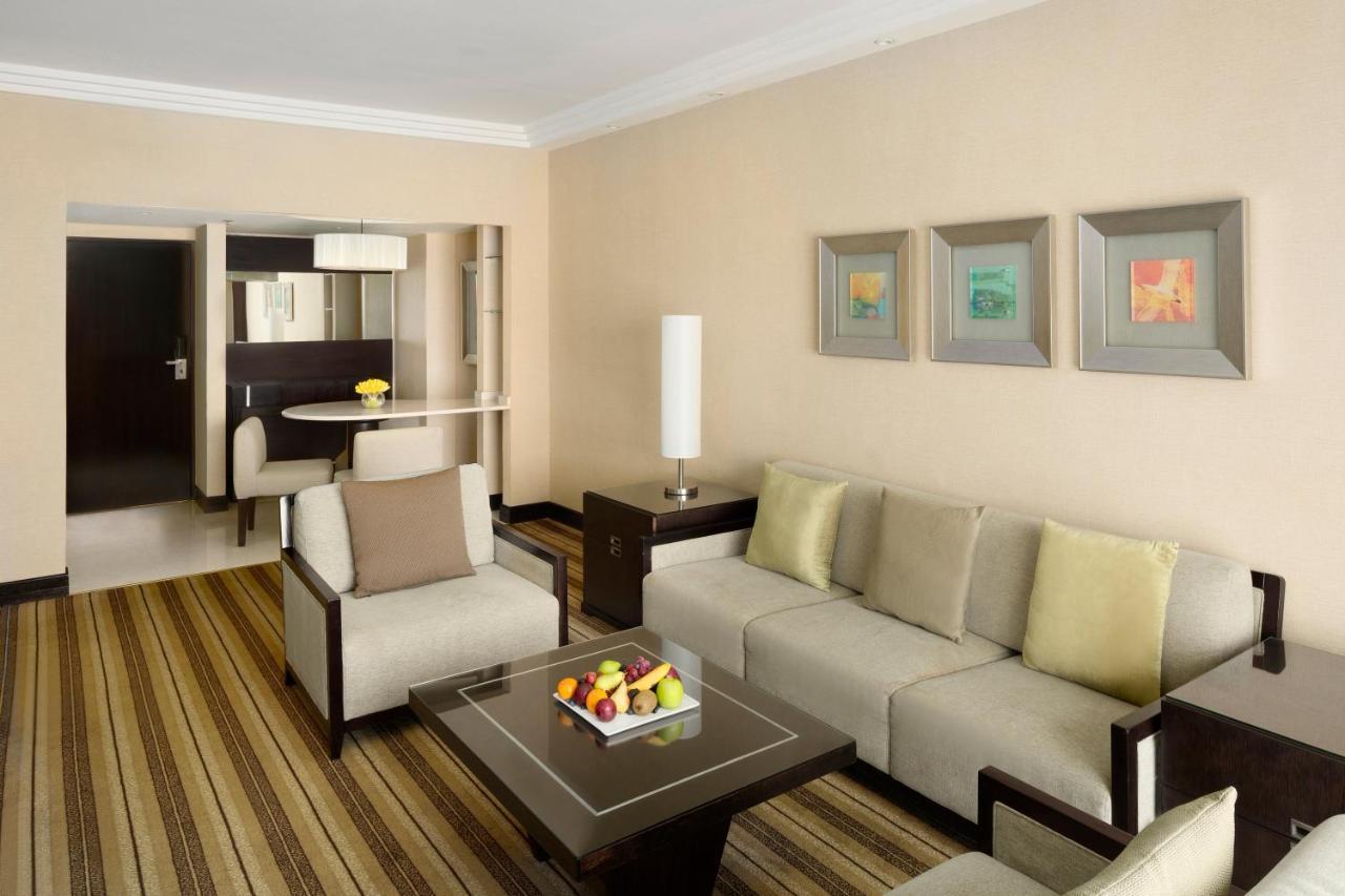 Crowne Plaza Jeddah By Ihg Hotel Luaran gambar A living room