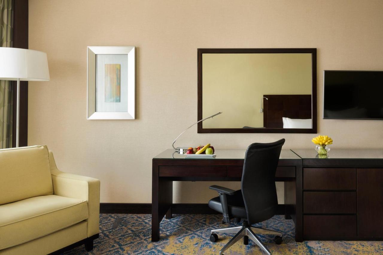 Crowne Plaza Jeddah By Ihg Hotel Luaran gambar A room at the hotel