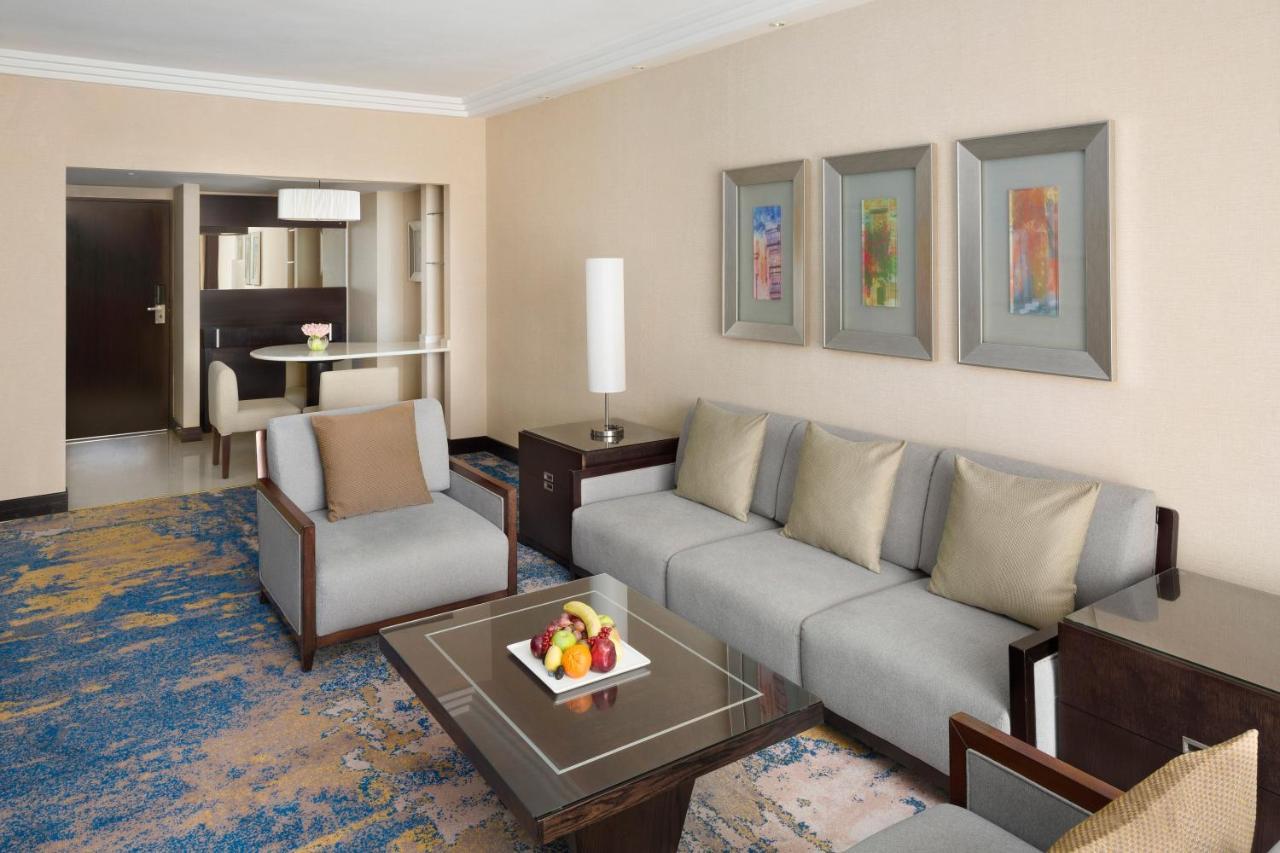 Crowne Plaza Jeddah By Ihg Hotel Luaran gambar A living room in a suite at the MGM Grand