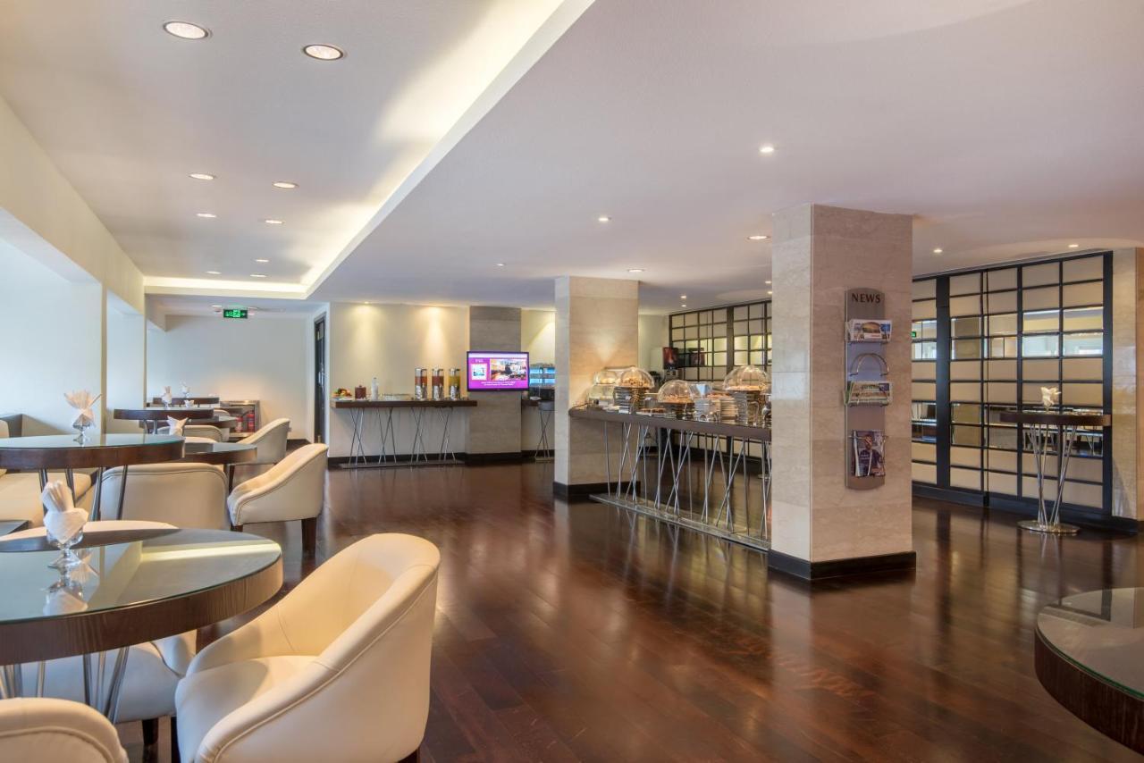 Crowne Plaza Jeddah By Ihg Hotel Luaran gambar The lounge at Paris-Orly Airport