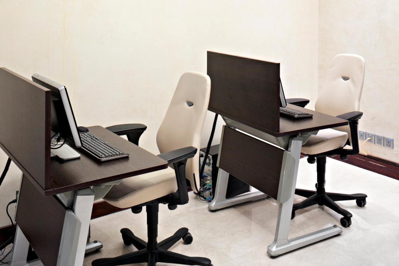 Crowne Plaza Jeddah By Ihg Hotel Luaran gambar A typical computer lab