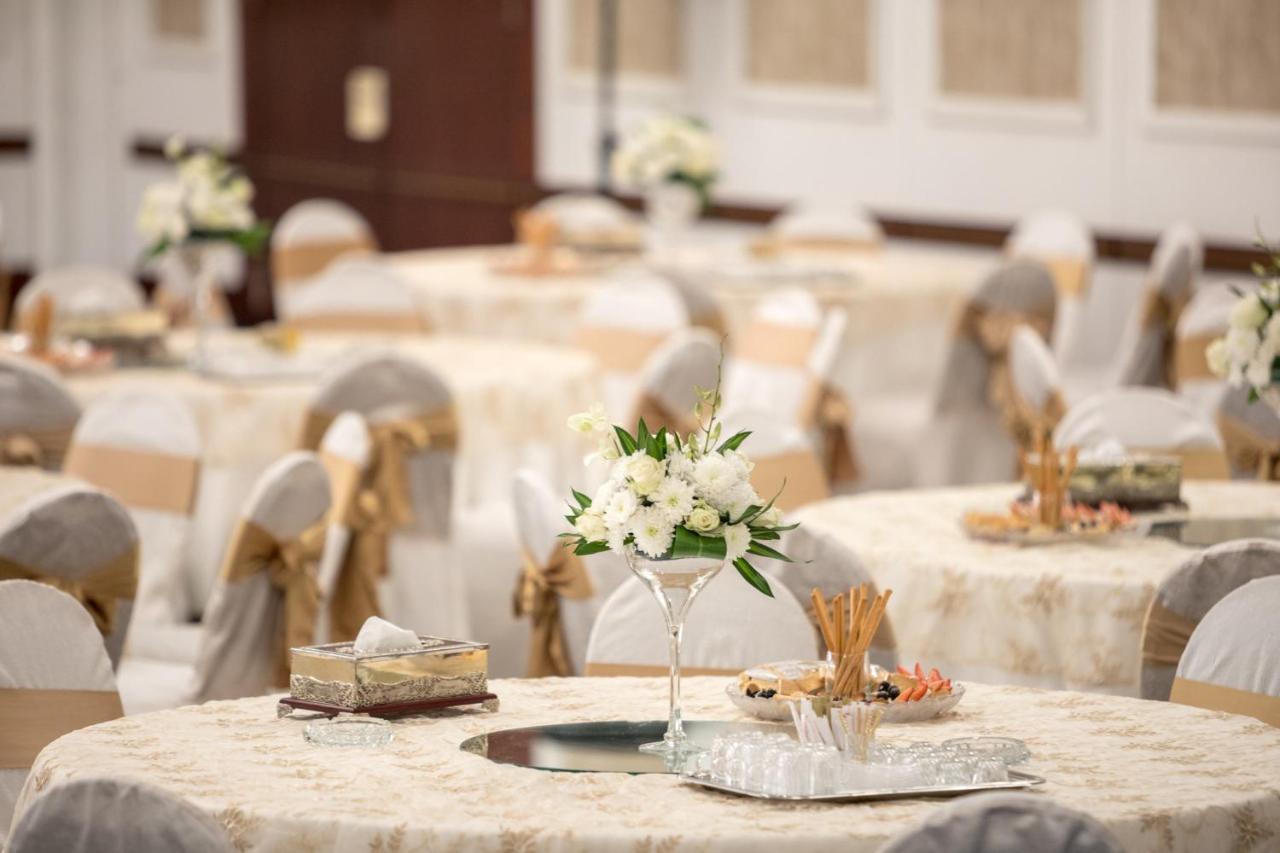 Crowne Plaza Jeddah By Ihg Hotel Luaran gambar A wedding reception