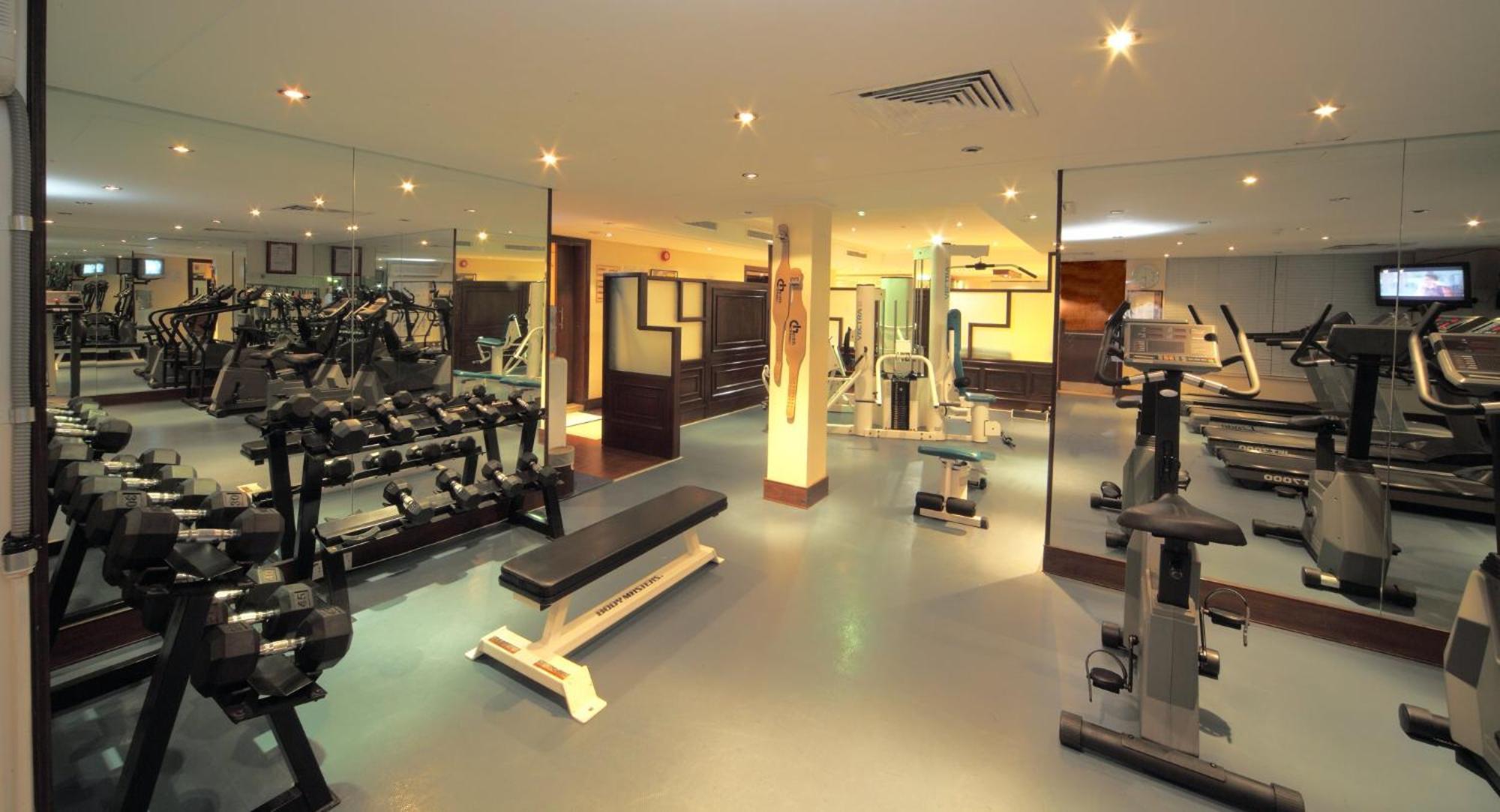 Crowne Plaza Jeddah By Ihg Hotel Luaran gambar The gym at the hotel