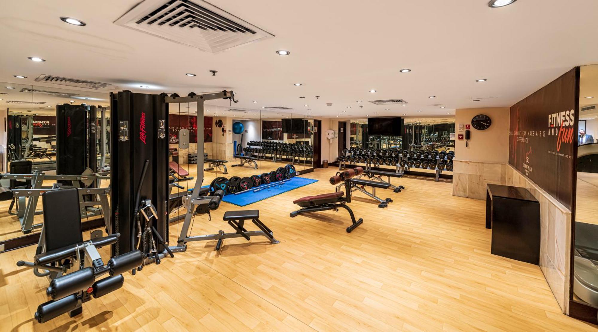 Crowne Plaza Jeddah By Ihg Hotel Luaran gambar The gym at the hotel