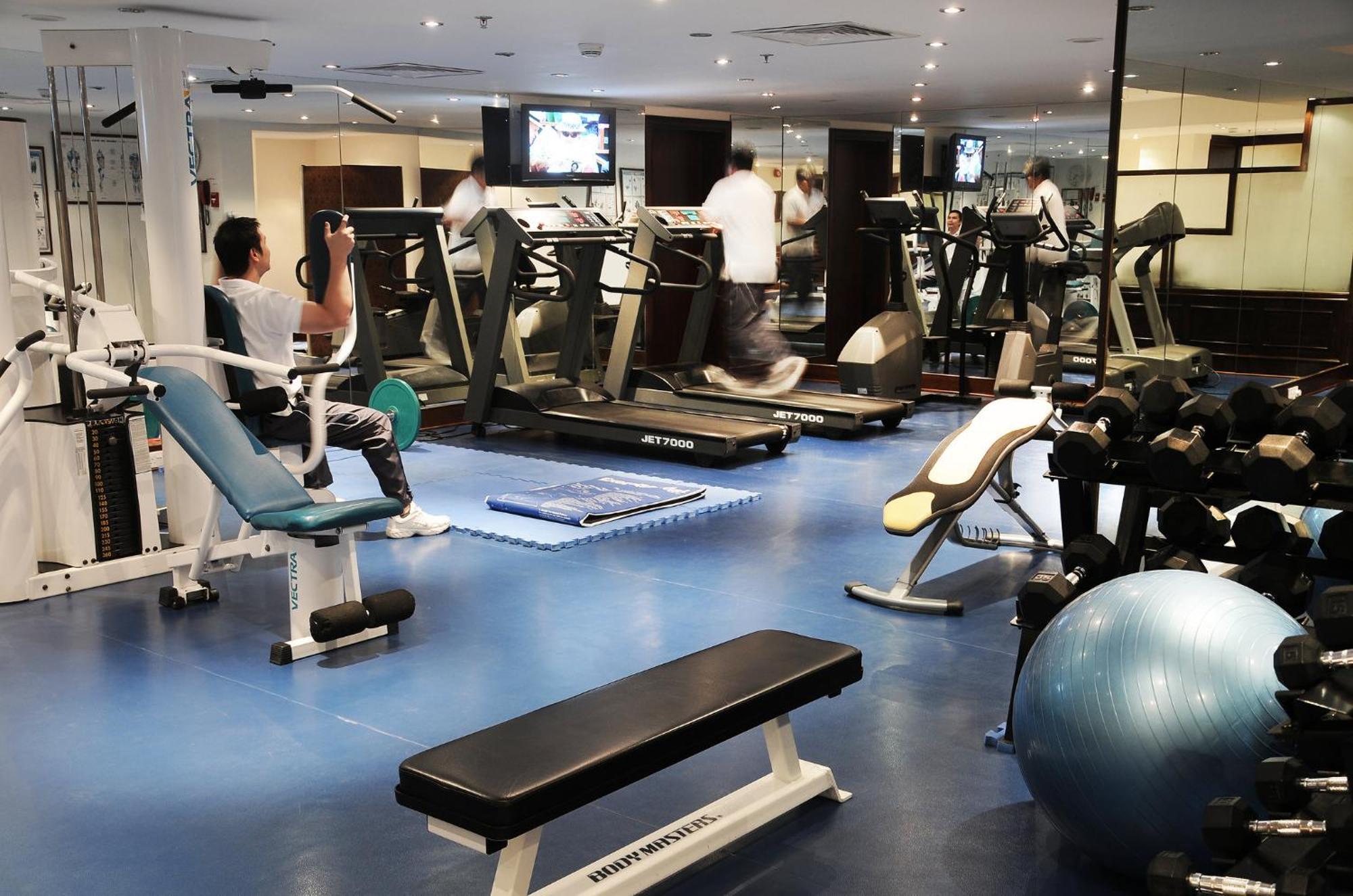 Crowne Plaza Jeddah By Ihg Hotel Luaran gambar A gym in a hotel