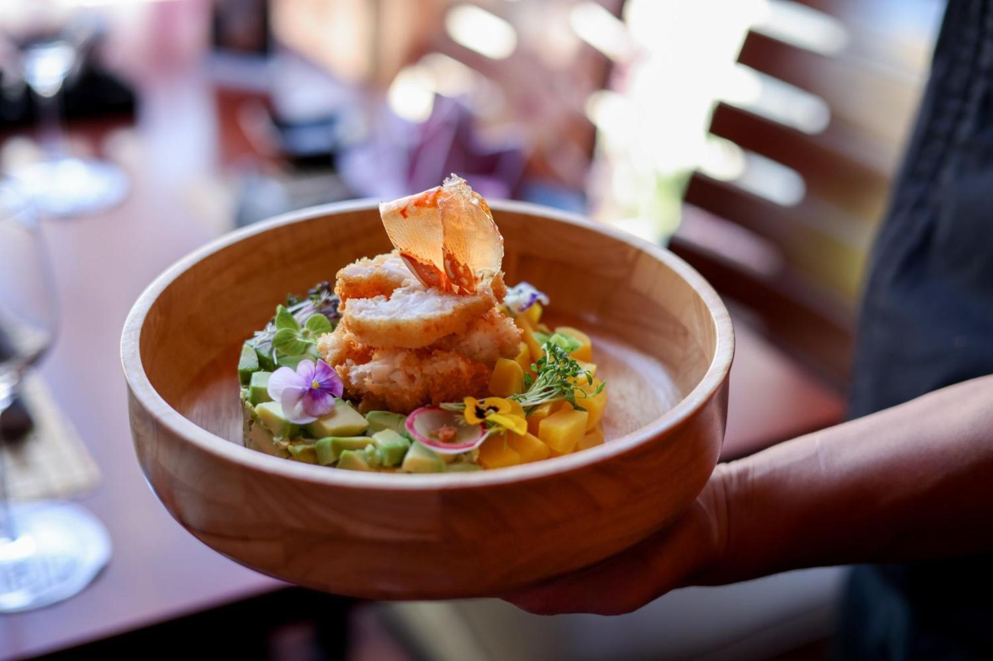Crowne Plaza Jeddah By Ihg Hotel Luaran gambar A salad at the restaurant