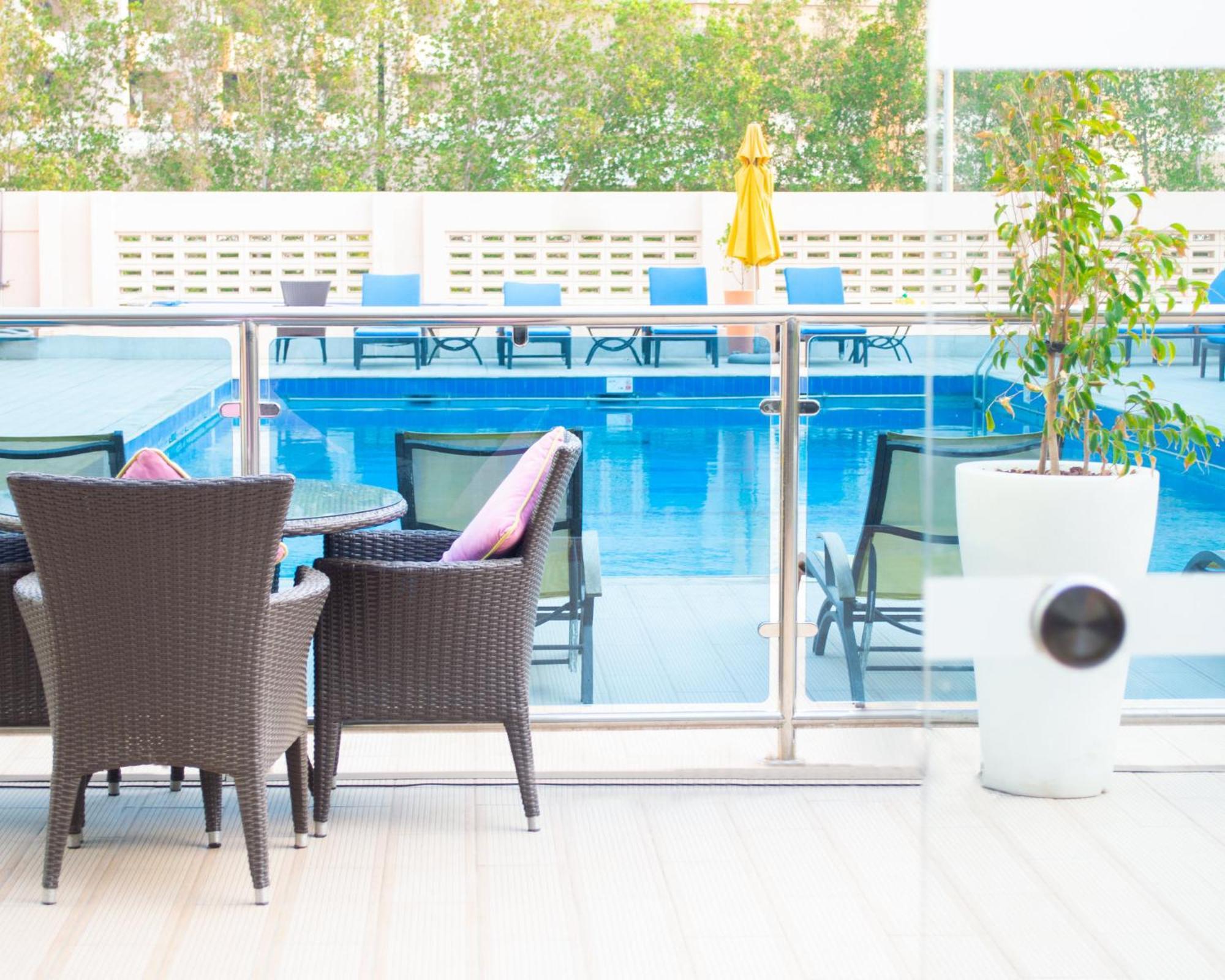 Crowne Plaza Jeddah By Ihg Hotel Luaran gambar The pool at the hotel