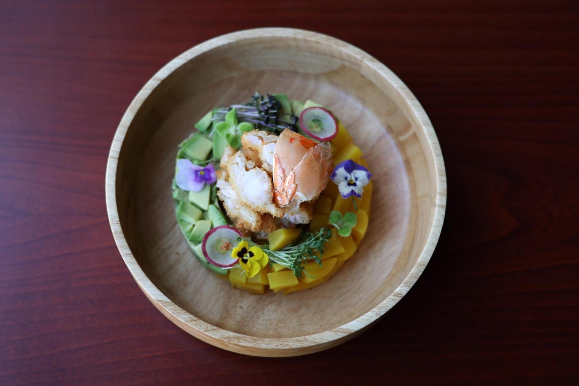 Crowne Plaza Jeddah By Ihg Hotel Luaran gambar A salad with edible flowers