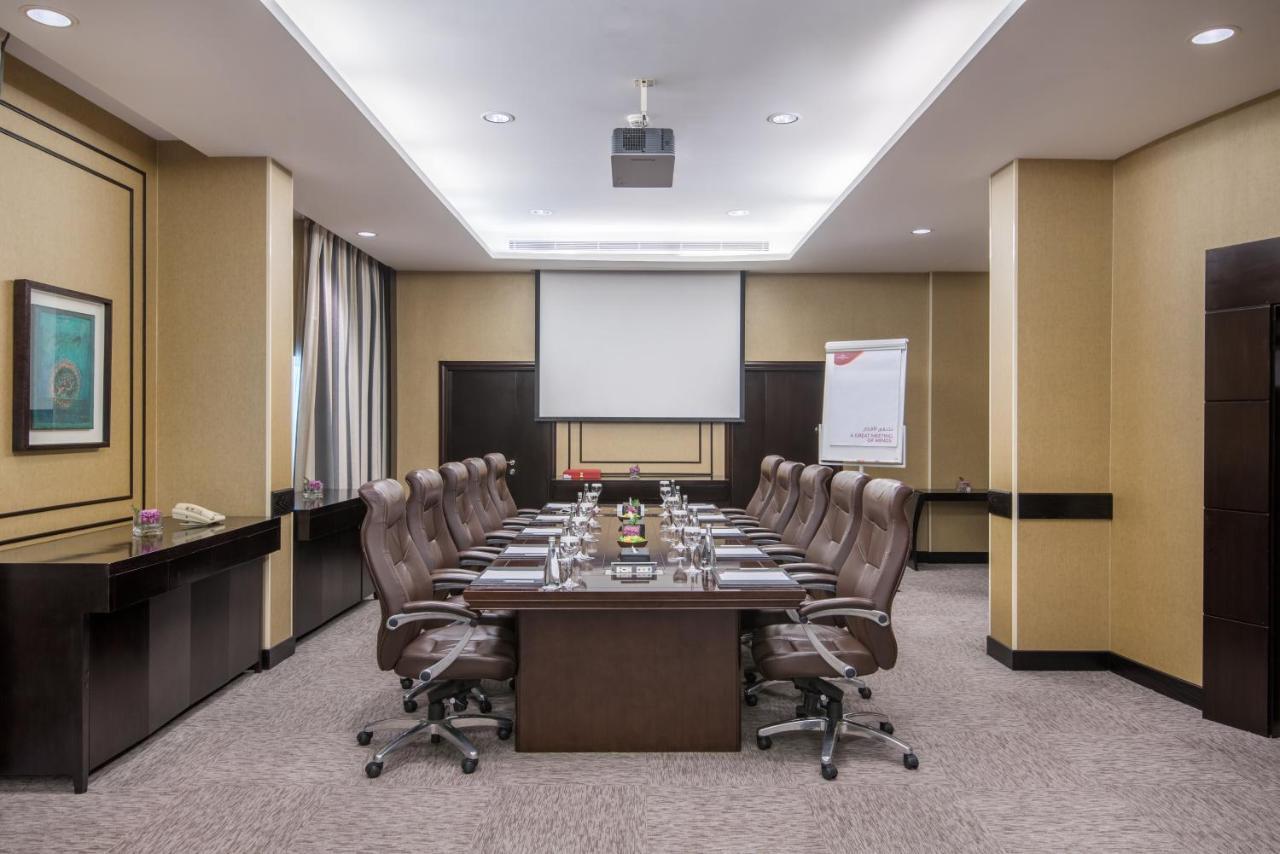 Crowne Plaza Jeddah By Ihg Hotel Luaran gambar Meeting room